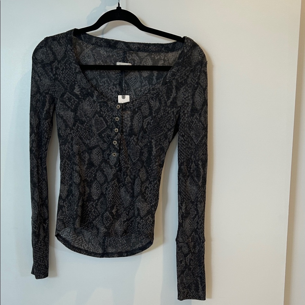Stylish Black Snake Print Women's Top